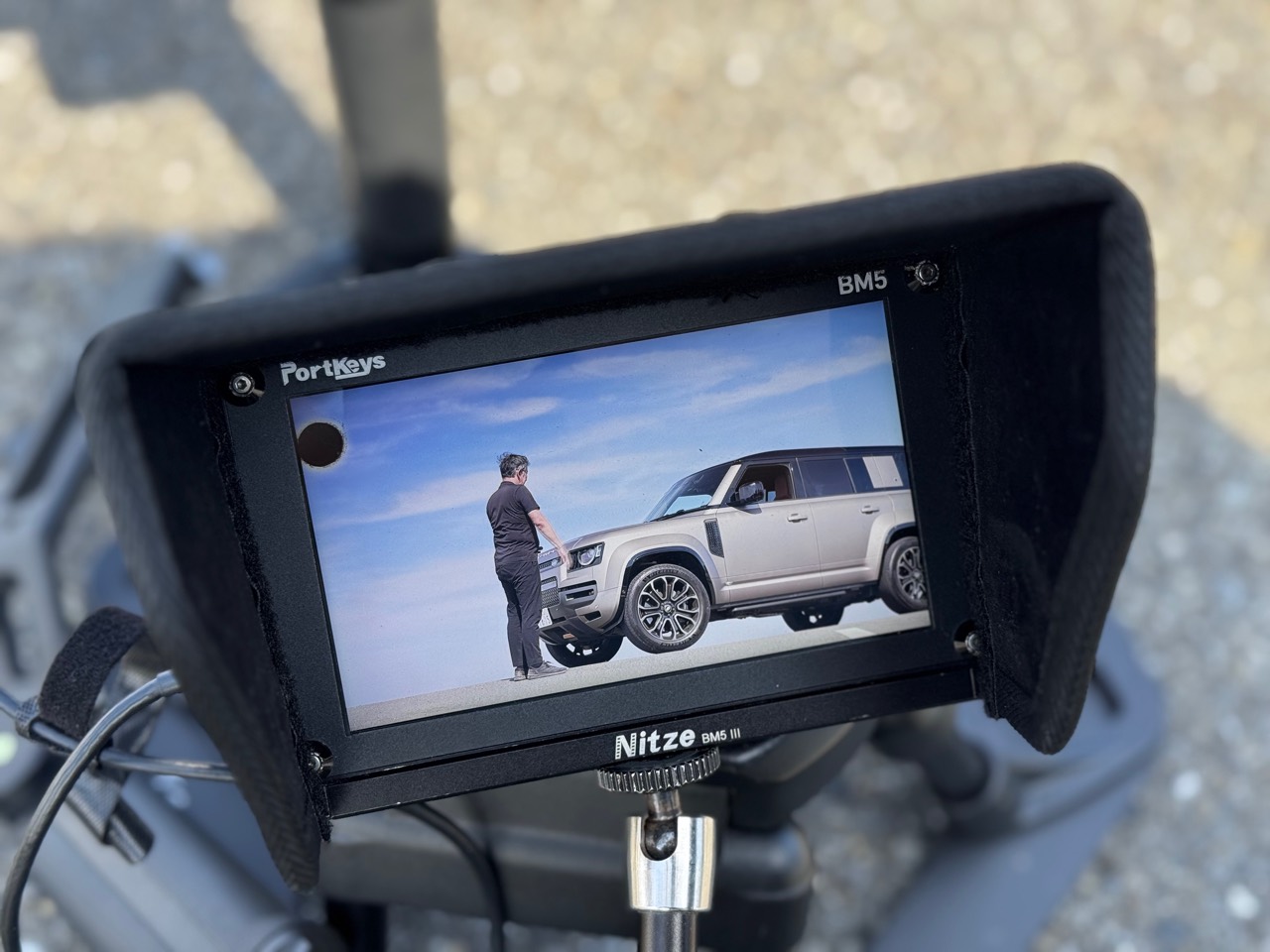 車両と出演者を映す撮影モニター