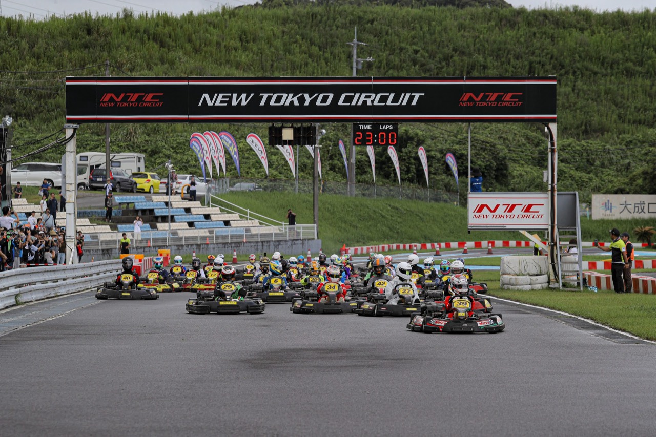 NEW TOKYO CIRCUITのコースに並ぶカート