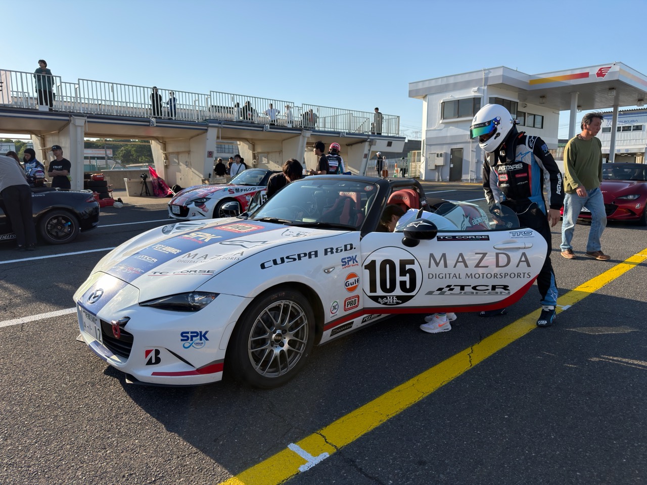 ピットレーンに並ぶ車両とドライバー