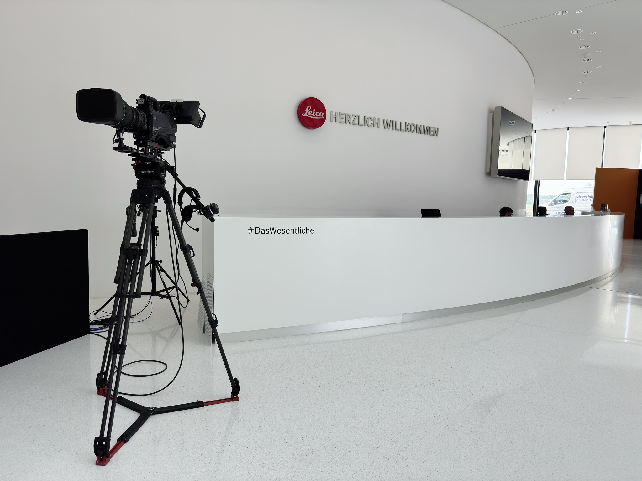 Leicaの受付前に設置したカメラと三脚