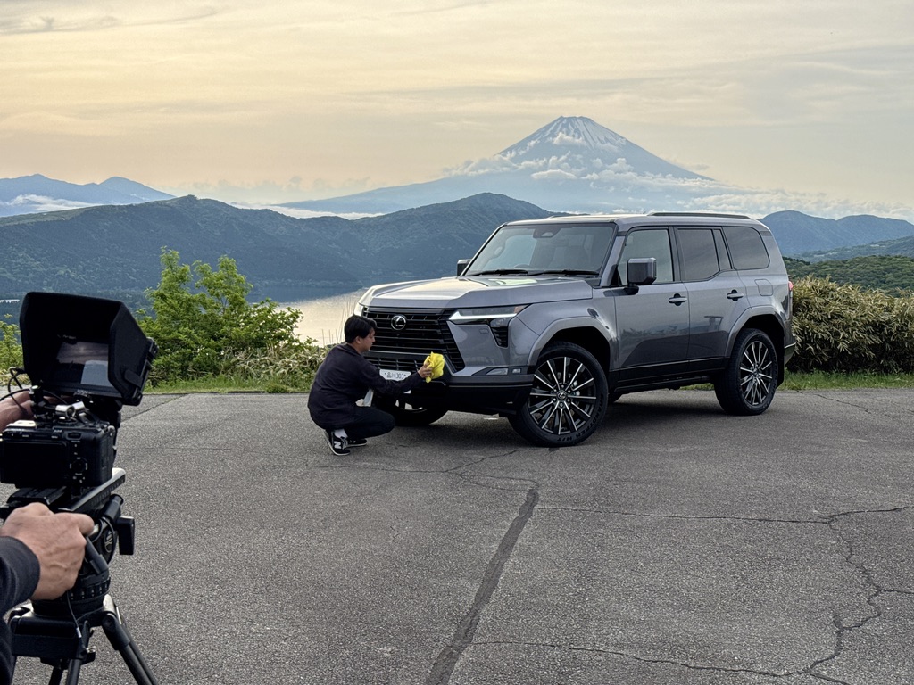 富士山を背景に車両を整えるスタッフとカメラ