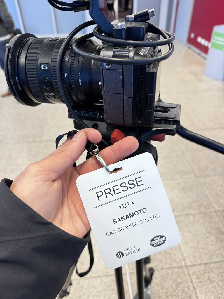 撮影用カメラとプレスパス