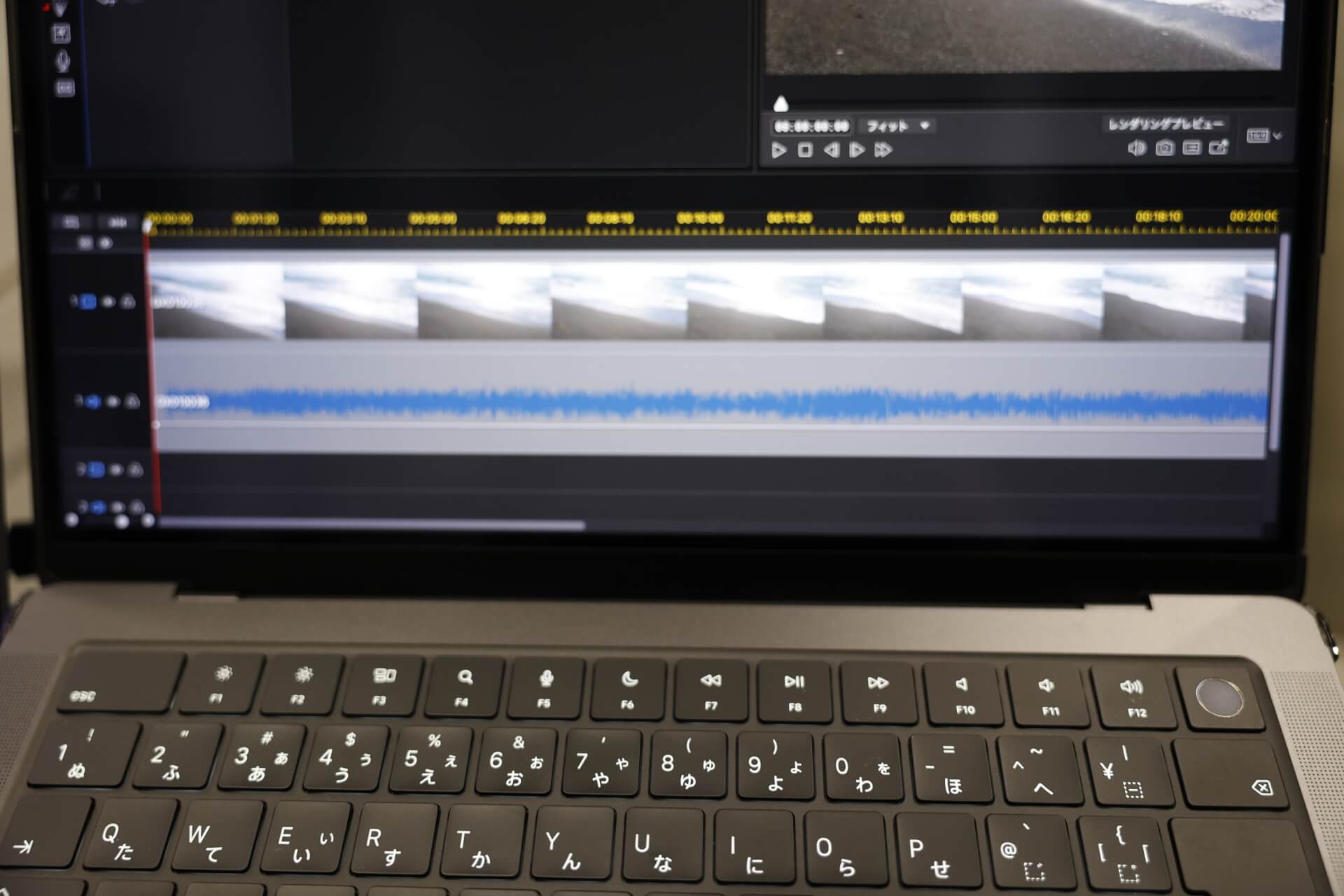 ノートパソコンで動画編集作業中